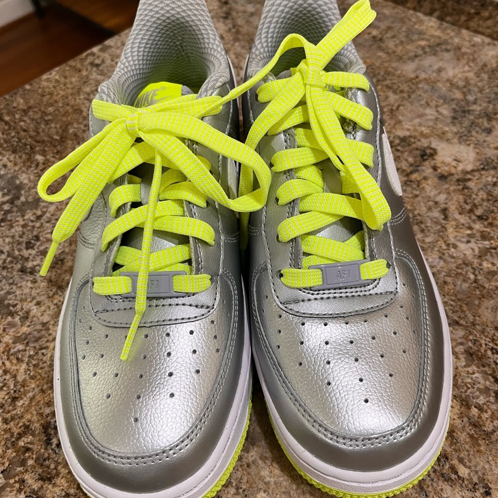 NIKE AIR FORCE 1 SILVER WITH GLOW BOTTOM